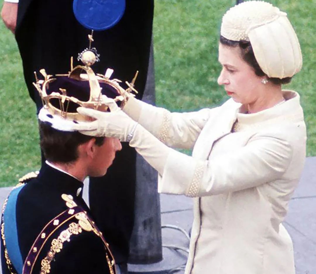 查尔斯51年前双膝跪地接受女王赐皇冠却被老妈责怪太心急