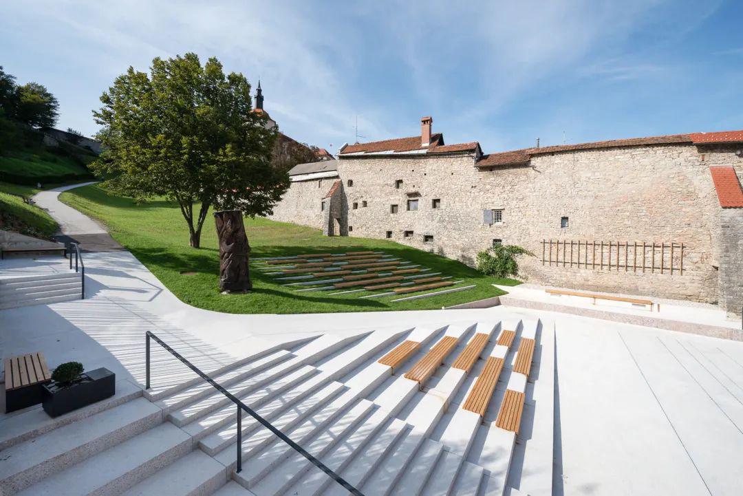 无障碍坡道为残障人士和携带婴儿车的父母提供了便捷