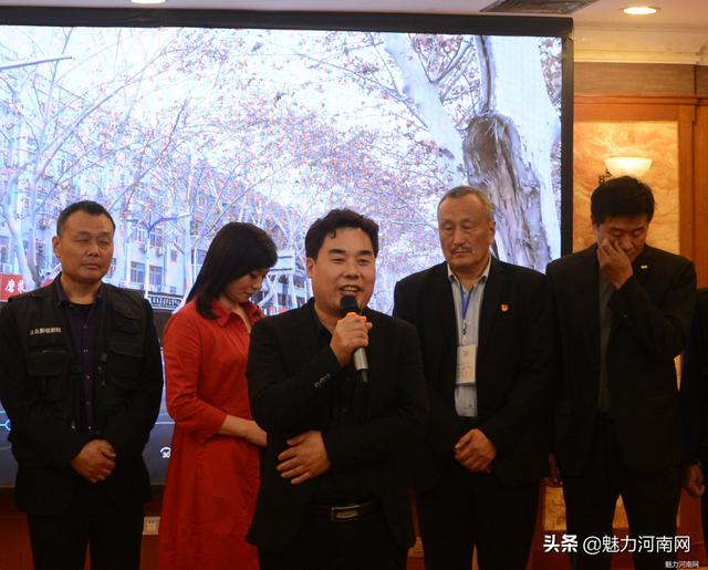冠状病毒疫情蔓延期间,剧中白衣天使张艳红丈夫做了志愿者离开了家