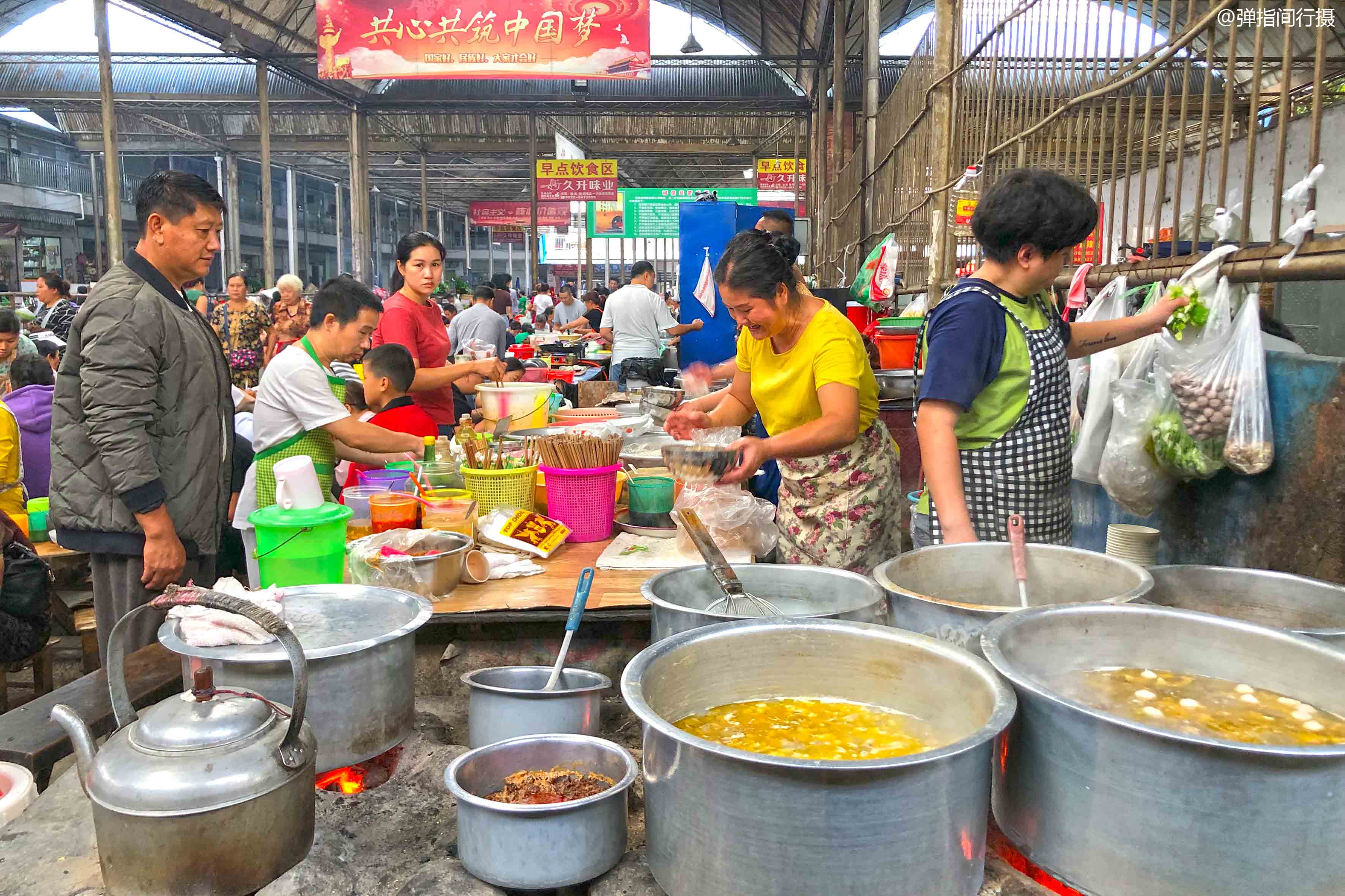 云南最爱吃米线的城市,卖米线"堆成小山",吃米线"一位难求"