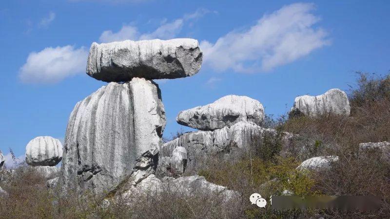 岩層產狀水平(岩層產狀即岩層的產出狀態),而且兩組大型節理髮育,既有