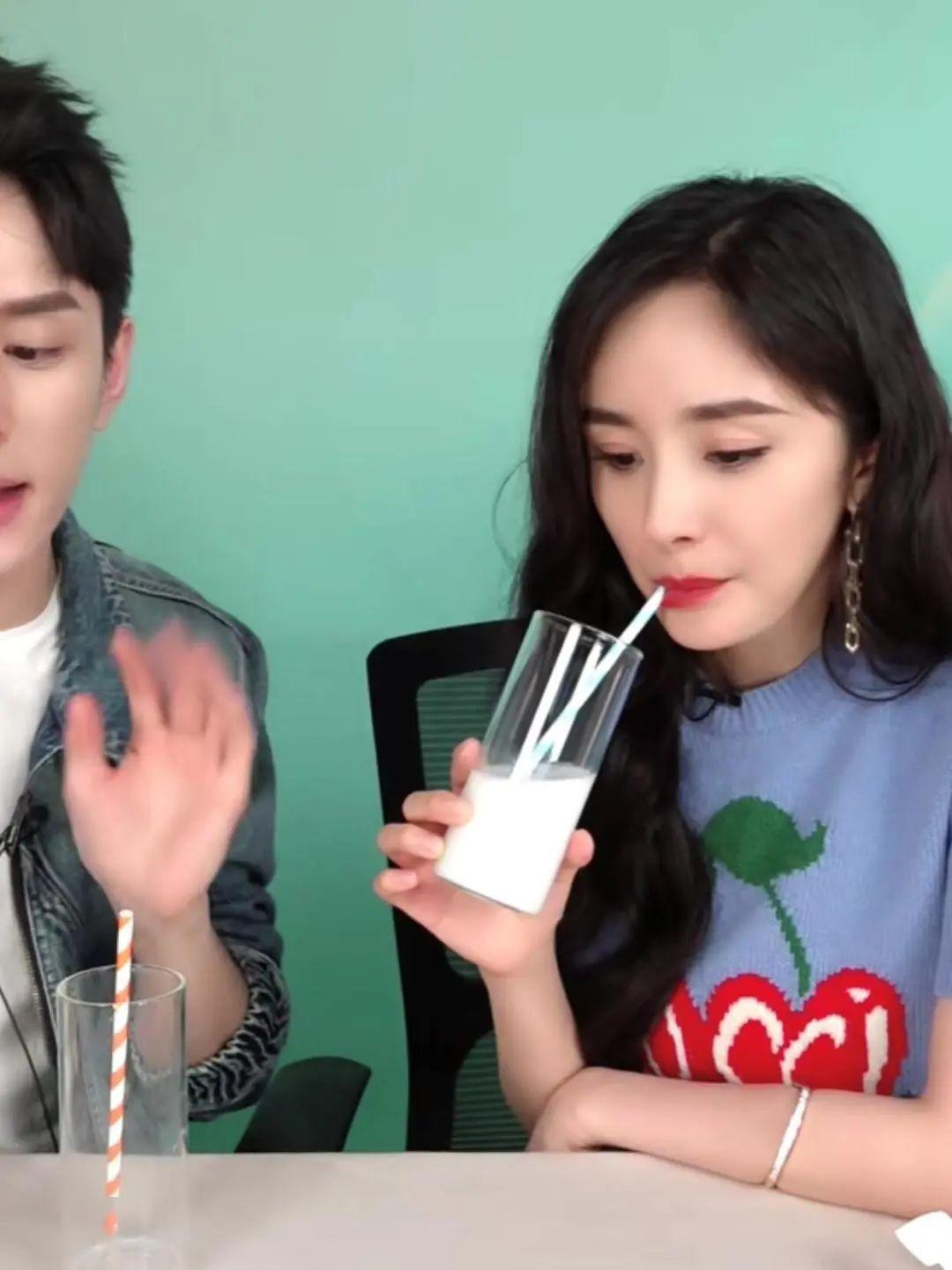 杨幂首次直播喜提五个热搜带货女王这回真出圈了