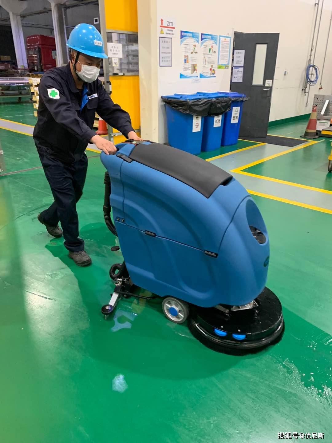 工厂洗地机不仅可以清洁地面,还可以保养地面寿命