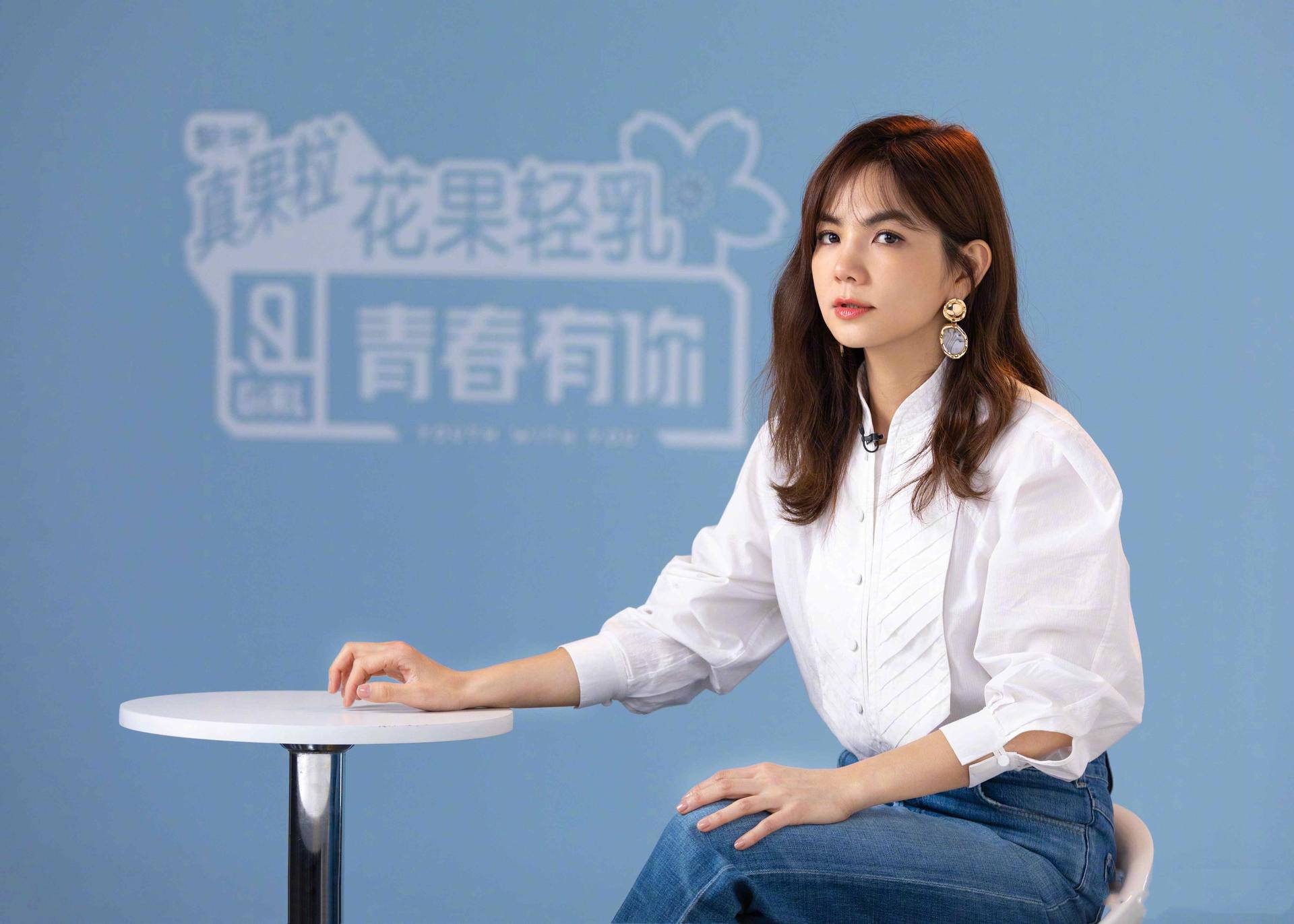 原创ella小秀厨艺穿简约白t不似节目中精致3岁劲宝西瓜头出镜超萌