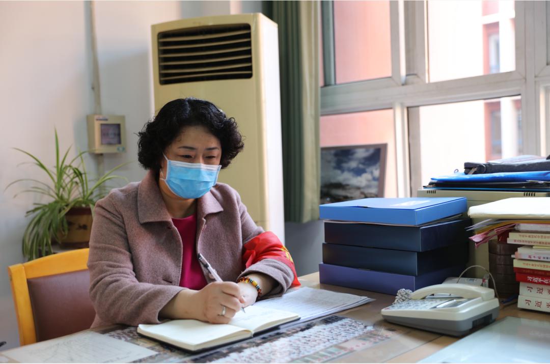 民族中学这位老师是一名出色的网格员