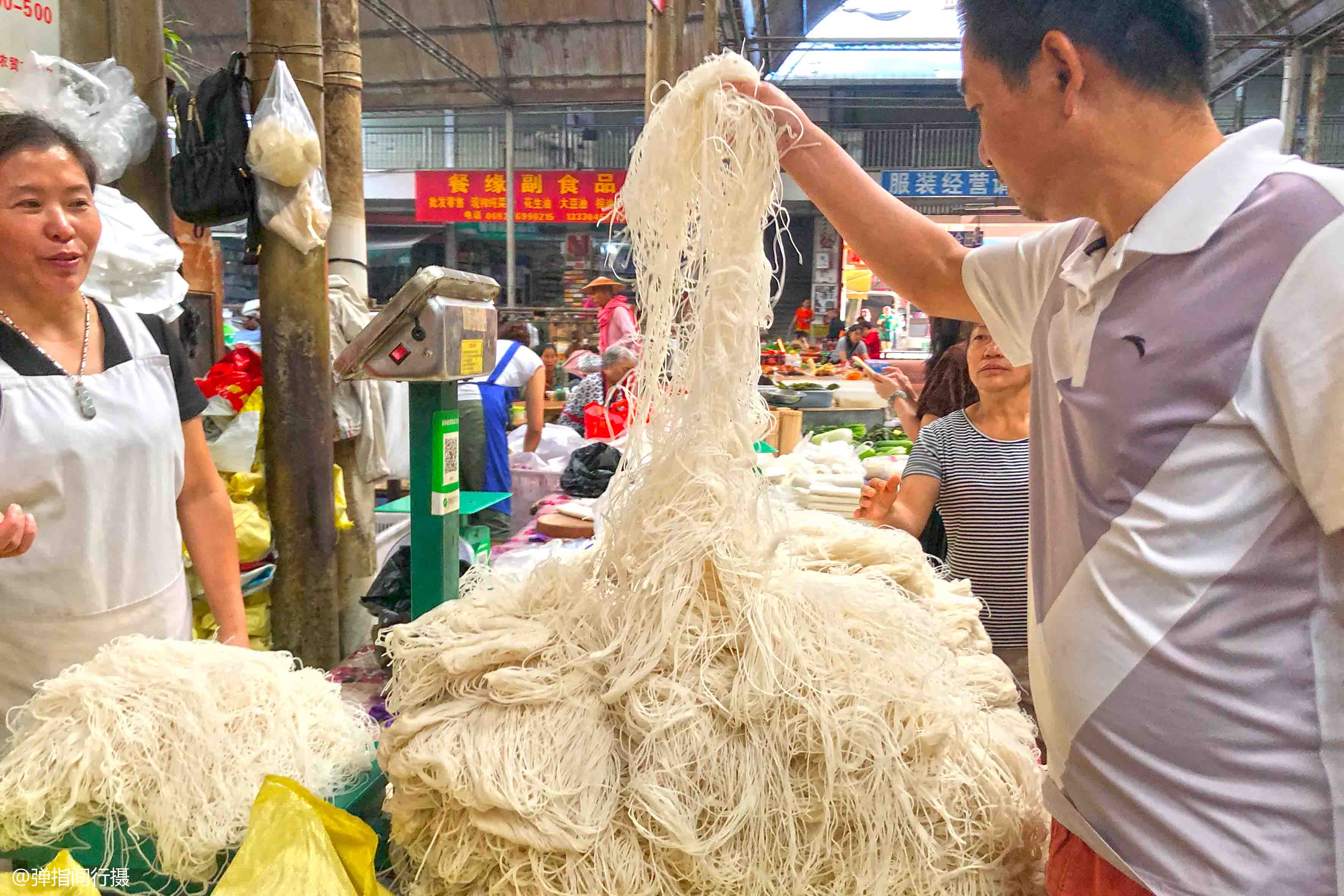 云南最爱吃米线的城市,卖米线"堆成小山",吃米线"一位难求"