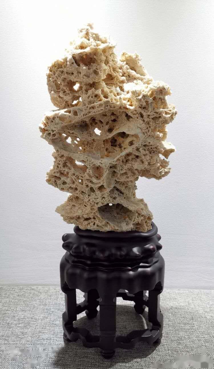 题名:鸡骨峰石种:昆石尺寸:35/15/23cm收藏,姚海华产地:江苏虫趣之春