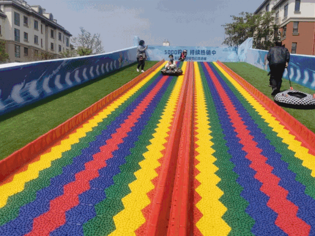 浪漫好玩指数max如同坐上时光穿梭机五彩斑斓的滑道,坐在小气船上飞流