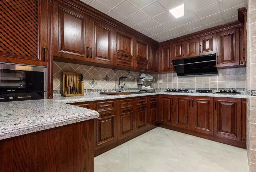 26 27 28 29 而在中式,美式等风格的厨房,则可以选择实木的橱柜门板