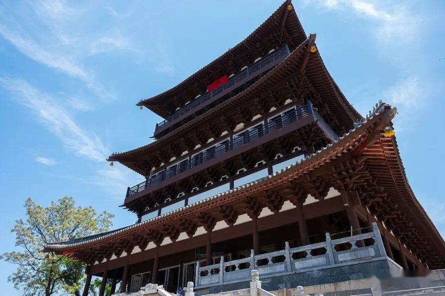 魁星楼白云驿历史文化街区与滨江公园相连,临江而建,古朴雄伟的建筑叫