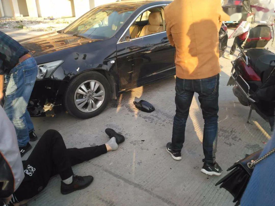 突发龙港一轿车与电动车发生碰撞电动车驾驶员受伤倒地