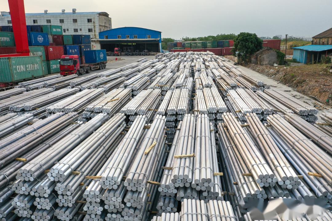 铝棒堆场 (摄影:梁兆林)码头前沿装卸 (摄影:梁兆林)卸车 (摄影:梁