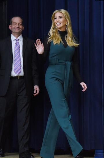 伊万卡最新私服咖色系连体衣穿出女王范儿三七分身材更优越