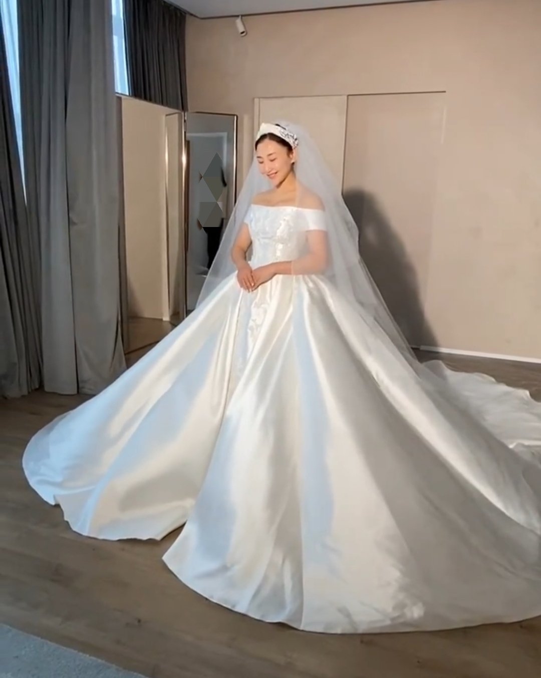 近日,何雯娜与梁超就有了行动,晒出了多组甜蜜婚纱照,何雯娜再次穿上