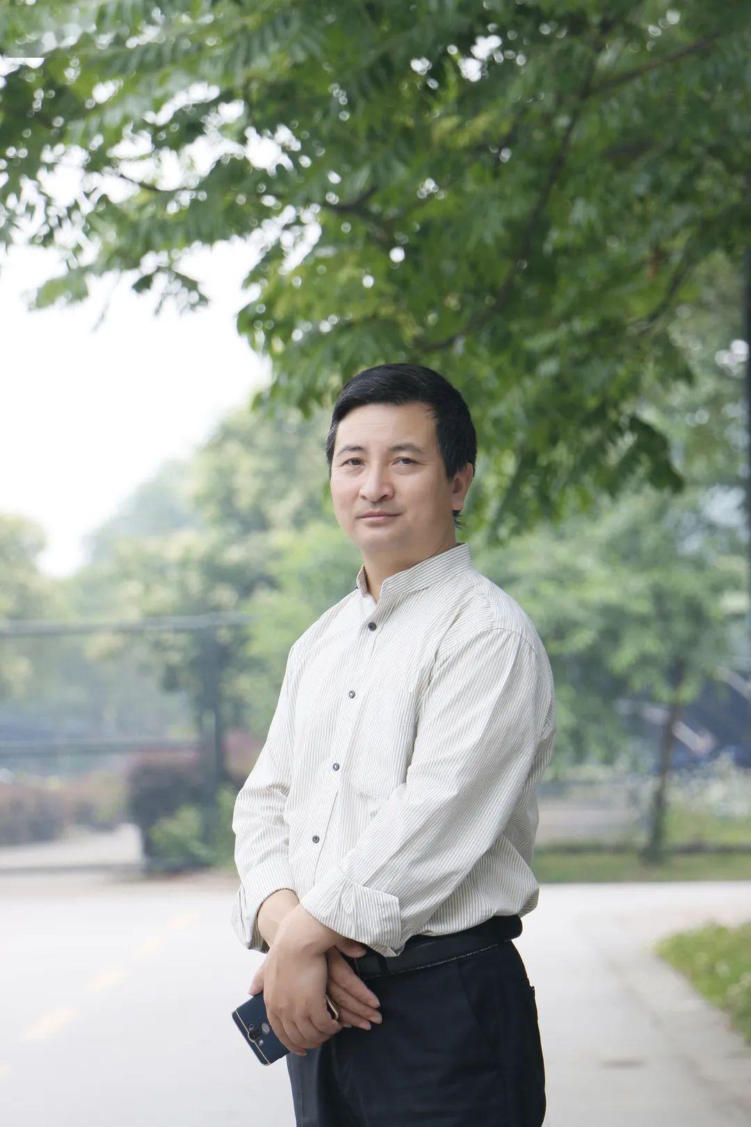 贺传富 教授南京大学数学系毕业,国内著名 985 大学副教授,考研数学