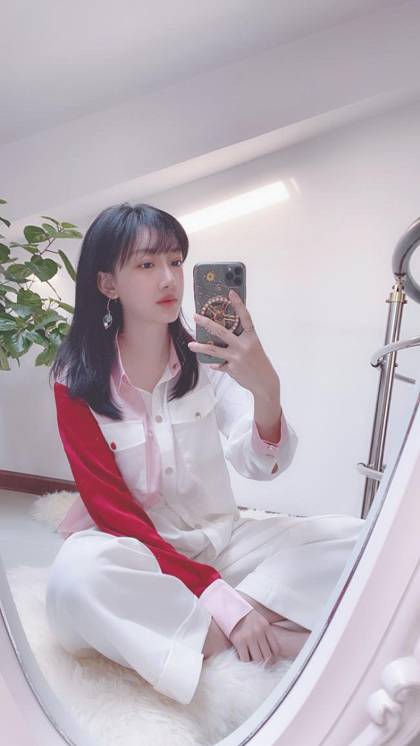 演员吴茉彤演技衣品均在线居家穿搭分享不停