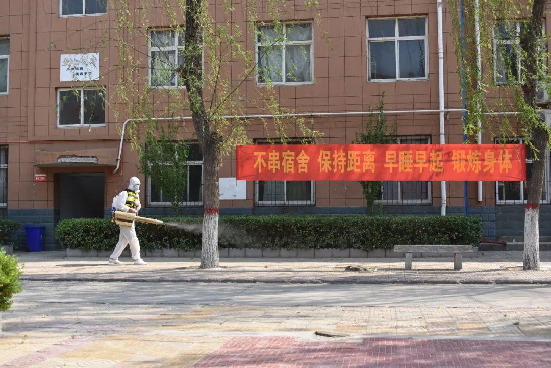 一起来看4月28日,邢台市红十字蓝天救援队来到爱凡杰中学,免费为