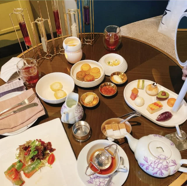 原创周扬青与罗志祥分手后首晒单身生活喝下午茶日子过得充实又精致