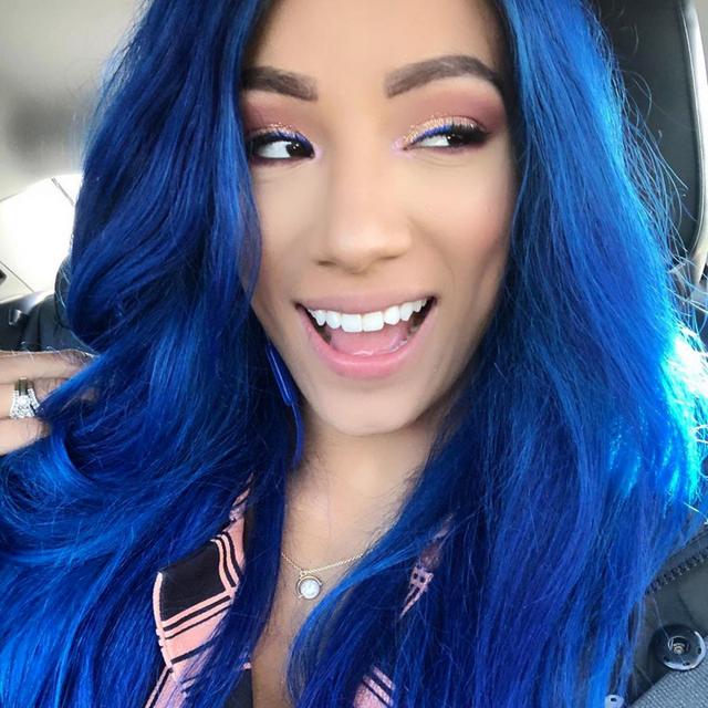 曼迪·罗斯爱红装也爱武装 丽芙·摩根转走性感路线 莎夏·班克斯展现