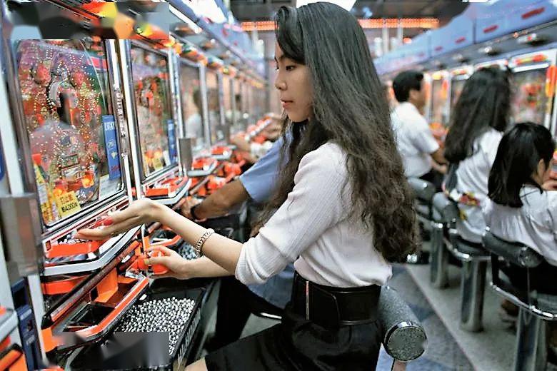 日本人每年在弹珠房里输掉的钱,是拉斯维加斯收入的30倍_机器