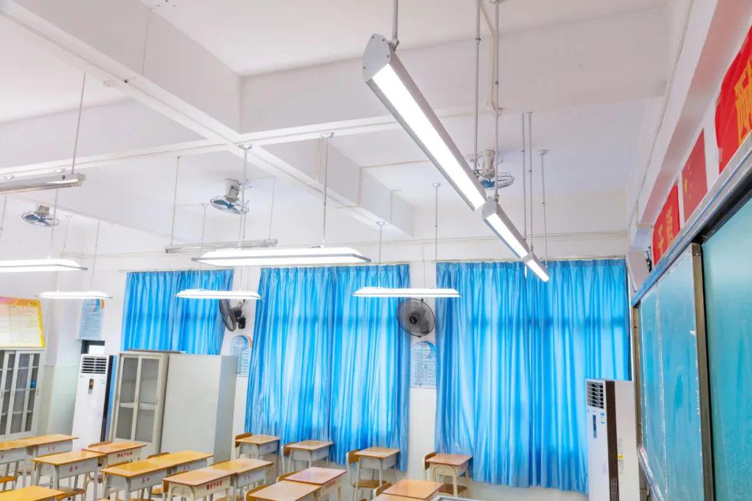 护眼教室黑板灯)讲台教学区采用3套智系列护眼黑板灯平行于黑板布置