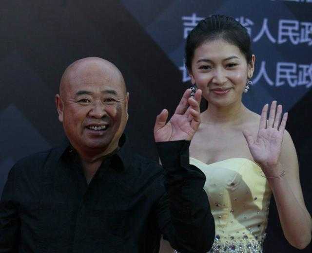 赵本山捧红,但不拜师,今娶小29岁娇妻,恩爱幸福还当了导演!_王晓曦