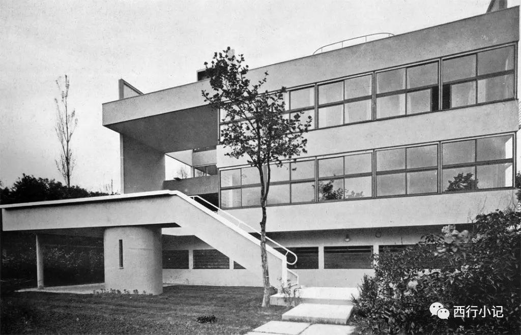 加歇别墅是另外一个柯布西耶的"基础式建筑",如文艺复兴时的官邸一般