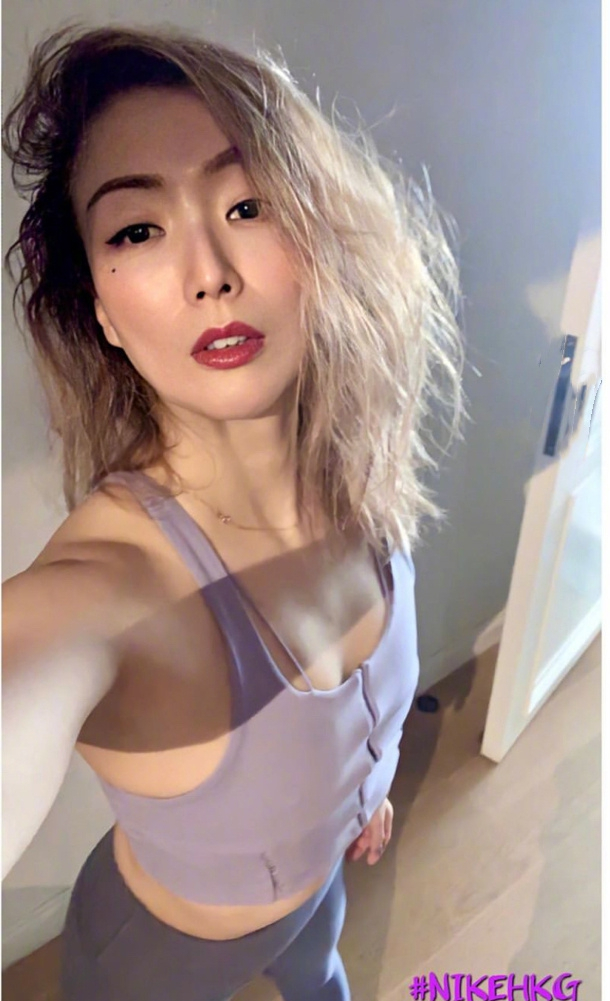 郑秀文试穿清凉性感夏装 露肩短上衣大秀锁骨蛮腰