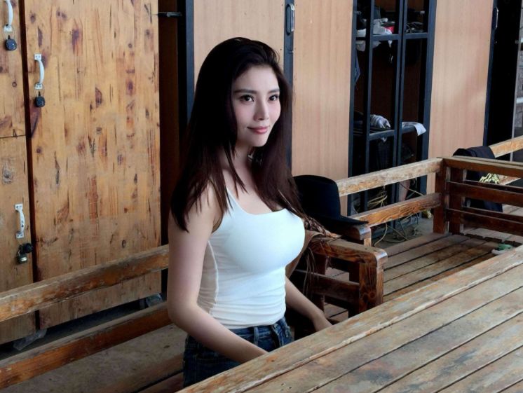 《余罪》,在剧中饰演毒贩老大的秘书,妻子"沈嘉文" ,凭借此剧的热播