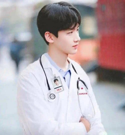 白敬亭的医生形象给人一种斯文医生感觉.不知道大家怎么看呢?