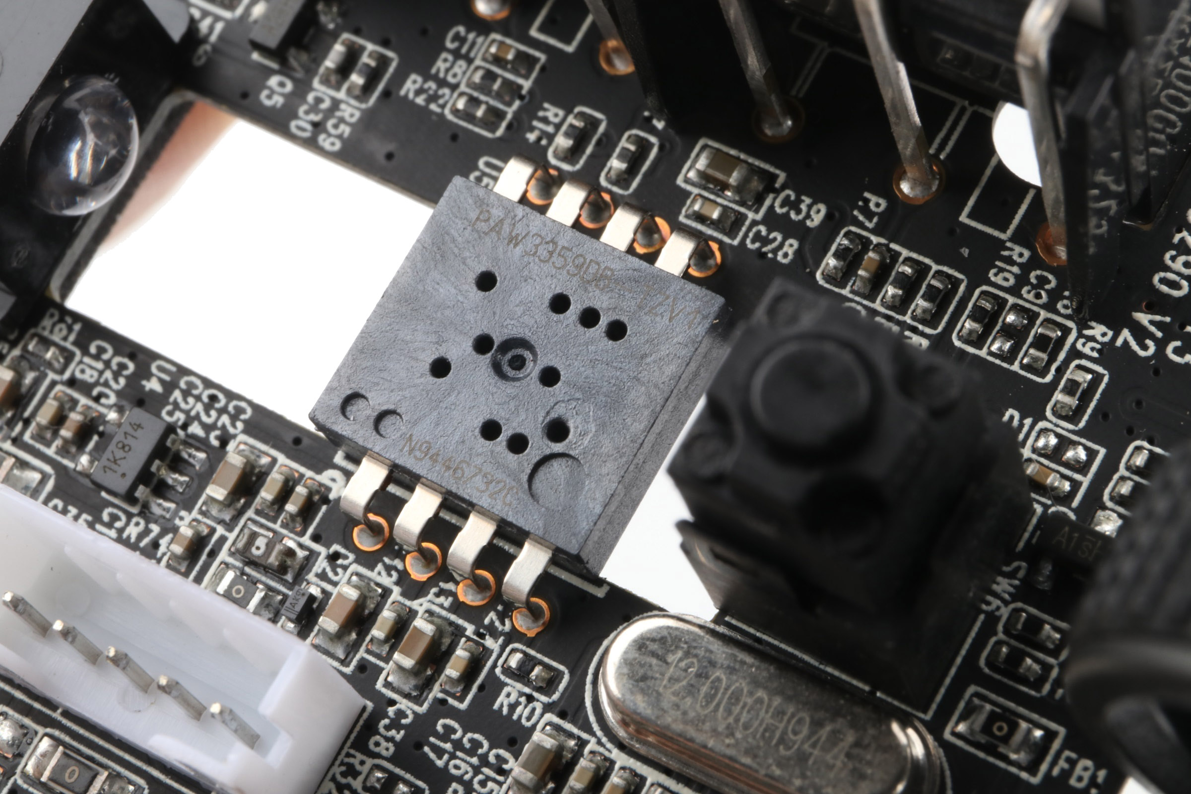 为控制成本,也是鼠标定位所限,毒蝰迷你版搭载的是一颗pmw3359传感器