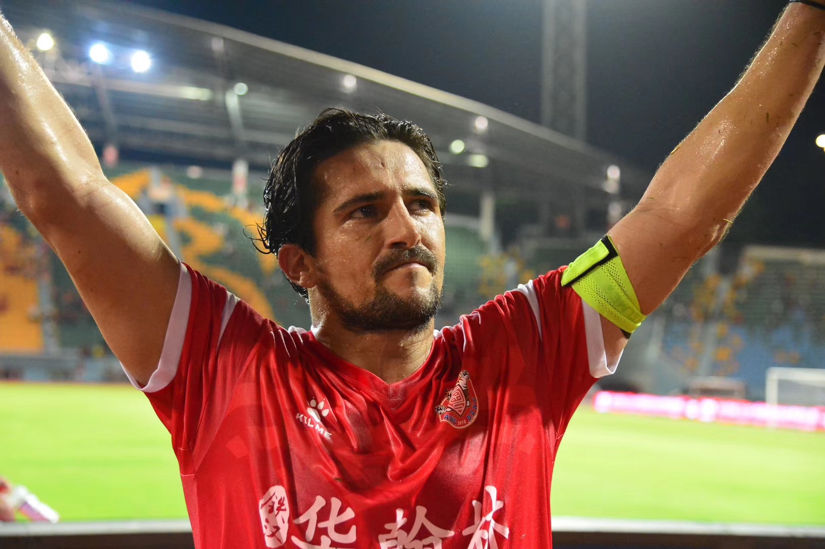 洛国富踢中甲怎么了?32岁又怎么了?国足就得需要这样拼命的野牛_球员