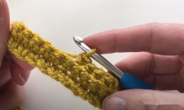 第2-27行:挑后半针不加不减钩短针(可以根据宝宝的腰围去调整行数)