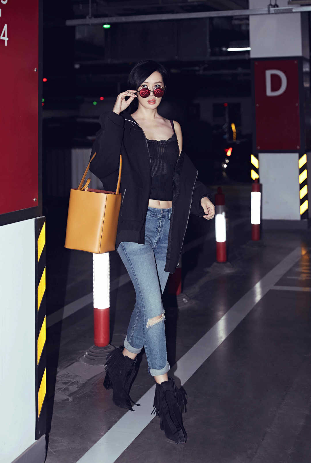 原创余男真霸气穿迷彩外套配牛仔裤增添自己身上的帅气魅力美腻了