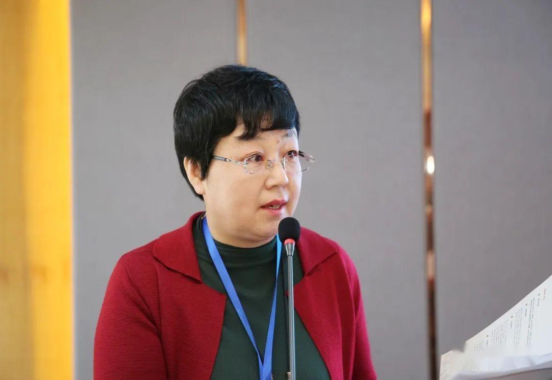 人民摄影报社副总编辑贾晓霞主持开评仪式中国新闻摄影学会副会长