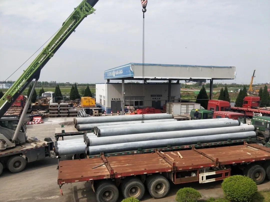 在检测站的卸货场可以看到,这里还停放着2辆装载水泥管桩的车,也正在