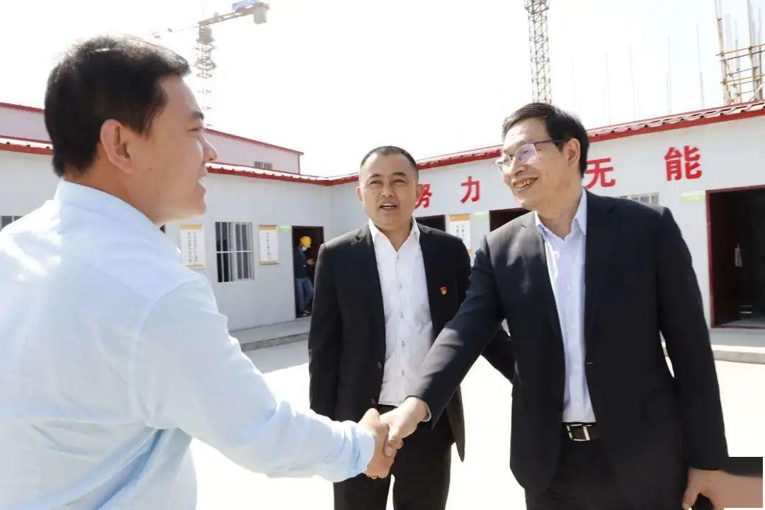公司董事长 党委书记王海波和偃师市副市长苏敬彪现场交流公司董事长