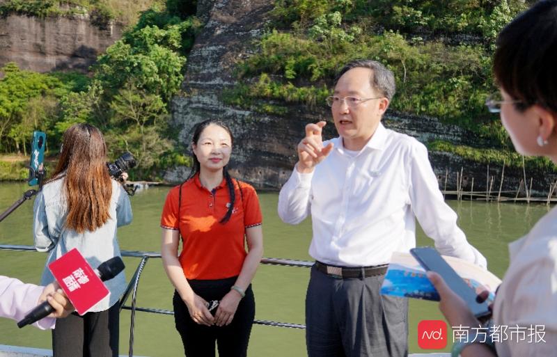 随后,市长殷焕明携副市长李欣带领大家云游锦江,航拍丹霞.