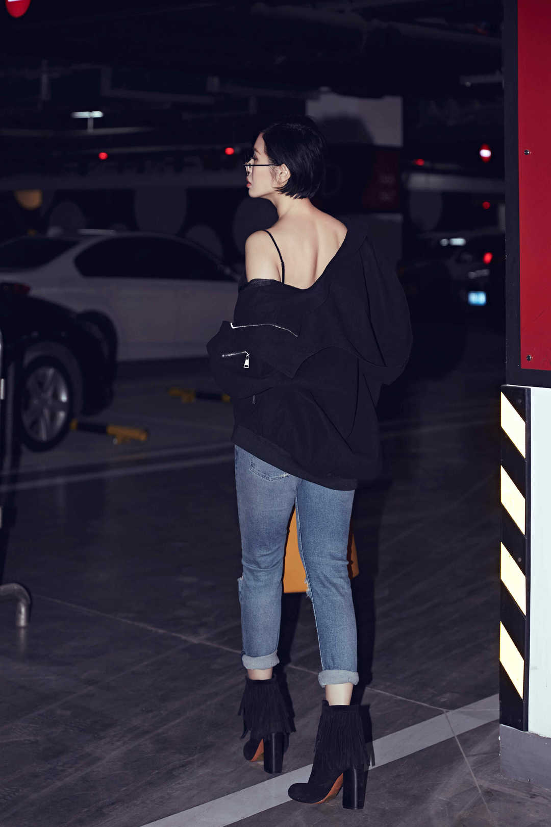 黑色的流苏高跟短靴包裹住了余男的脚踝,衬得她的脚踝愈发纤细.