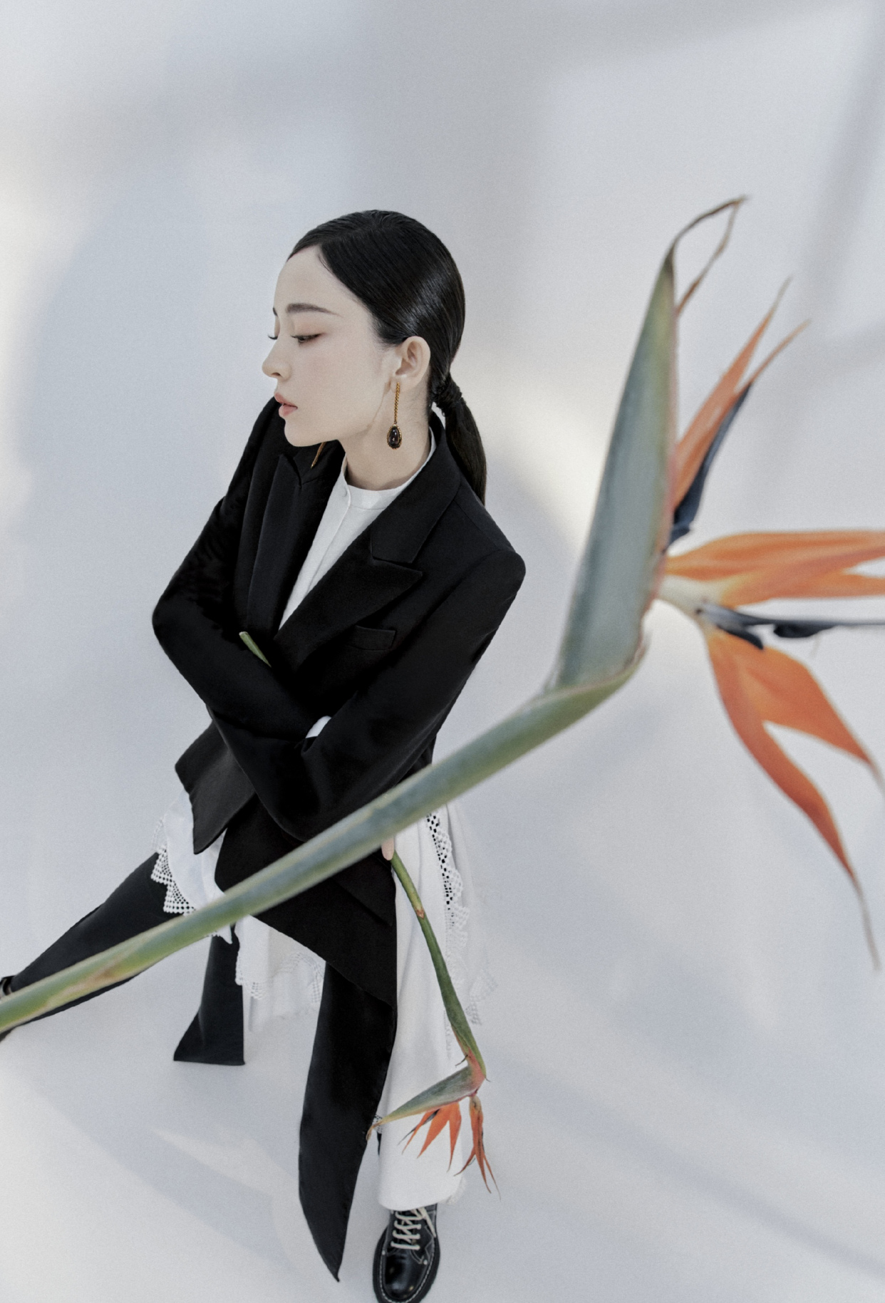 古力娜扎尝试中性风穿黑色西装英气逼人雕塑五官堪称完美