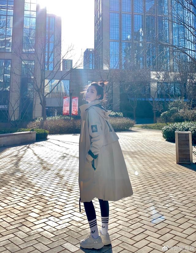 原创哈妮克孜微醺妆小俏皮手捧青苹果拍写真好一张漫画脸