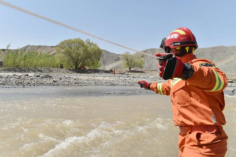 新疆昌吉消防抗洪抢险演练 无人机抛投牵引救援_救生艇