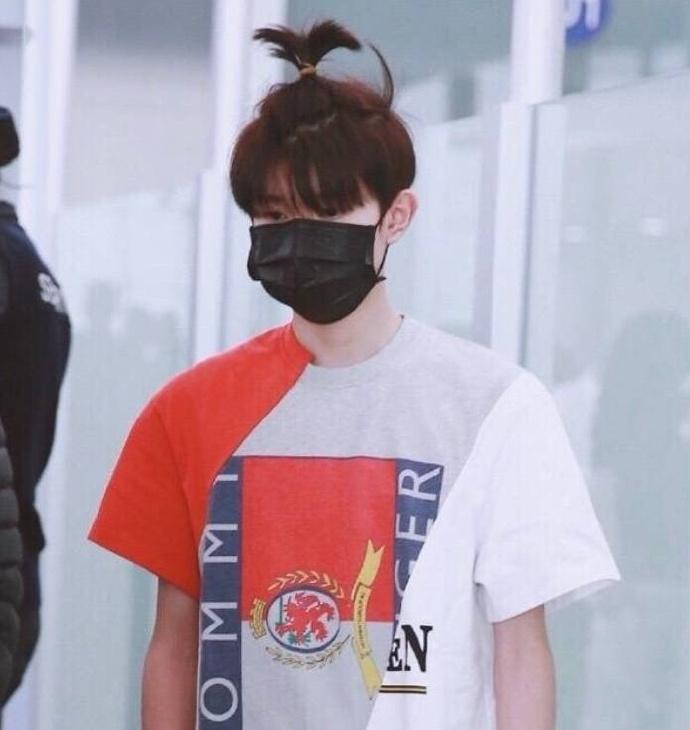 王源扎小辫近照,头发长得太快了,连后脑勺都可爱得冒泡!