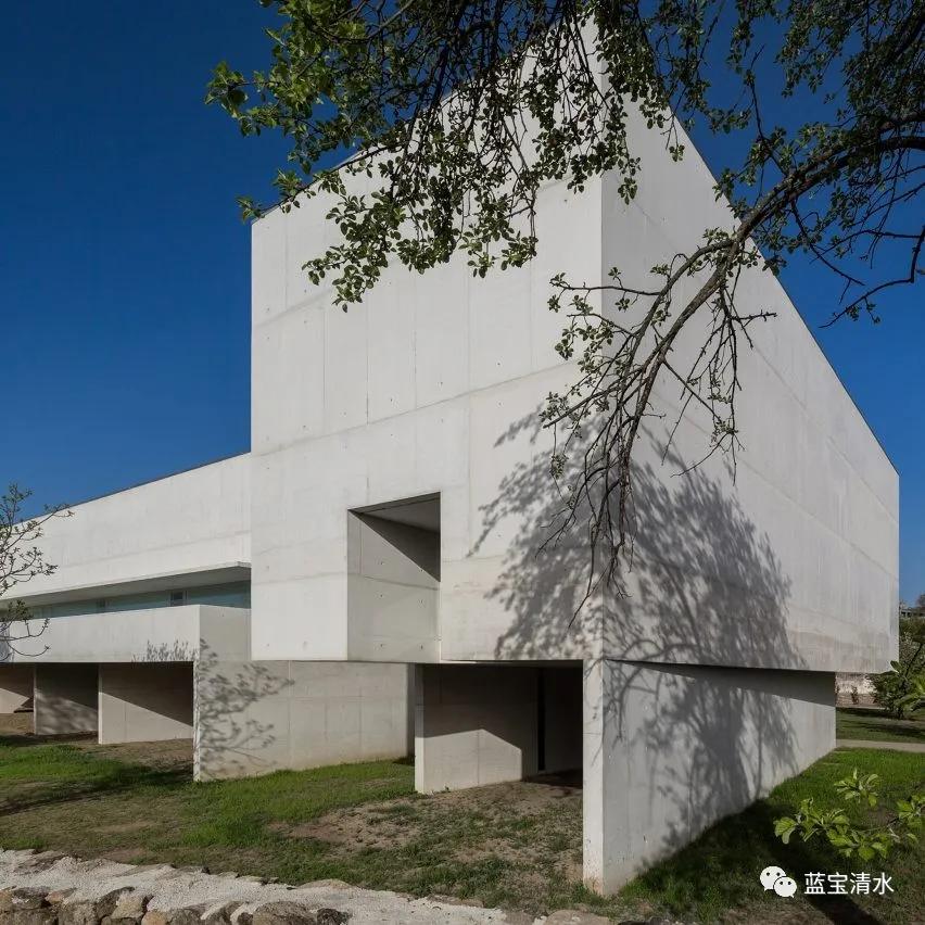 白色清水混凝土应用也很广泛