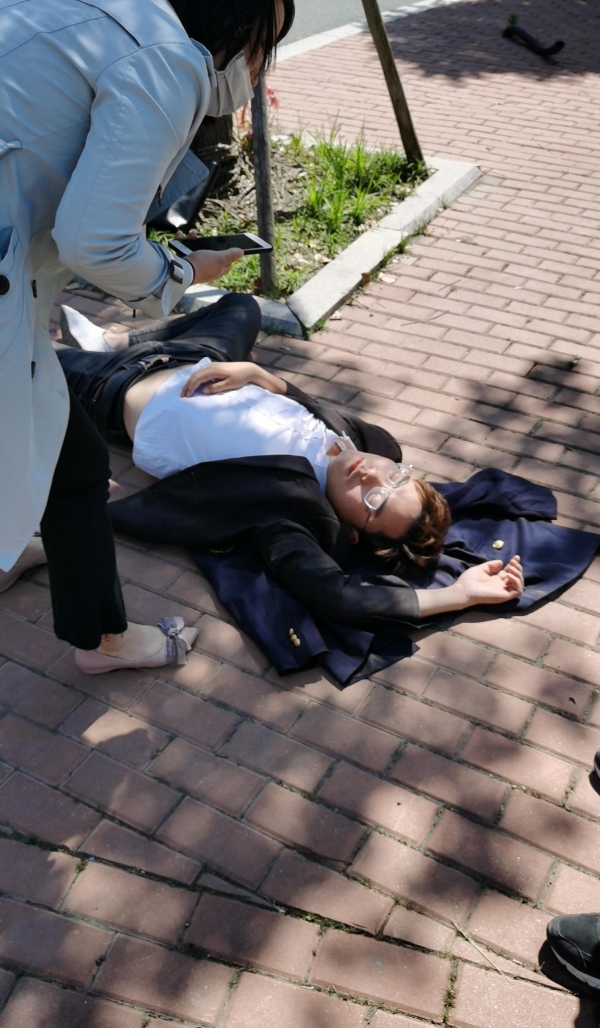 苏州:一男子晕倒在地疑似中暑 吴中联动巡查员及时救助