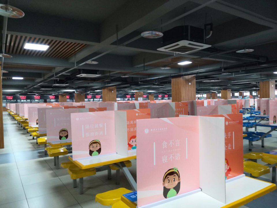 玩出潮范儿花样食堂重庆这所中学考场式就餐刷曝朋友圈