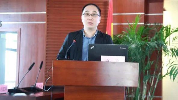 高翔介绍《2020镇海区商贸政策简介》宋琪介绍《不忘初心坚守主业推进