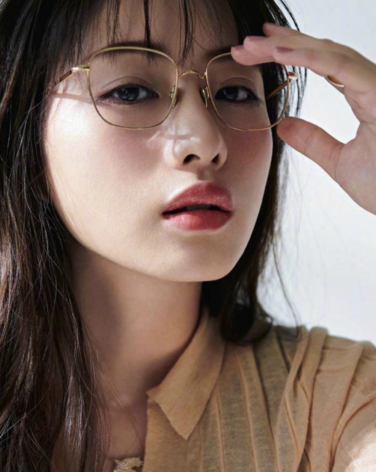 原创石原里美登ginger杂志粉色衬衫配同色系休闲裤优雅动人