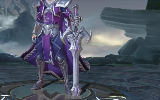 李信李信手持一把玄铁重剑,剑头是削平的,像极了断臂大侠杨过的重剑.