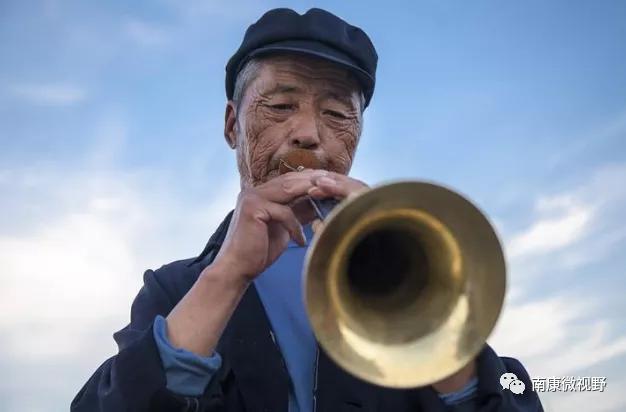 南康手艺人99年小伙莲花山顶奏起唢呐